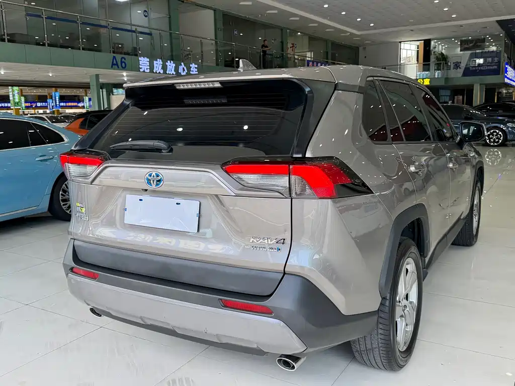 Toyota RAV4 — фото 15