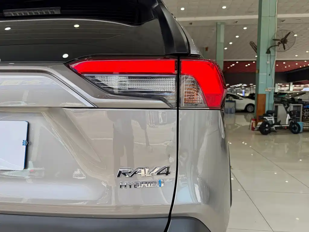 Toyota RAV4 — фото 16