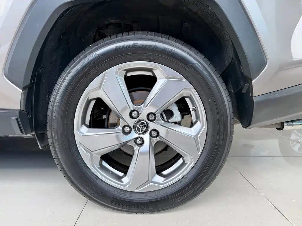 Toyota RAV4 — фото 19