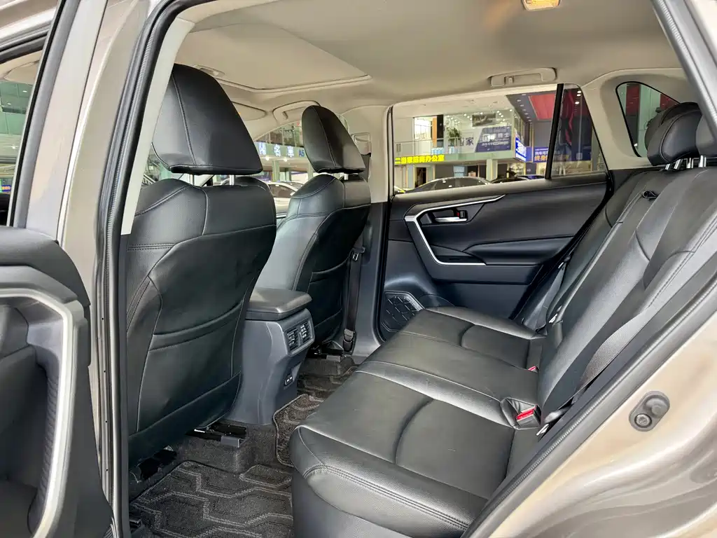 Toyota RAV4 — фото 6
