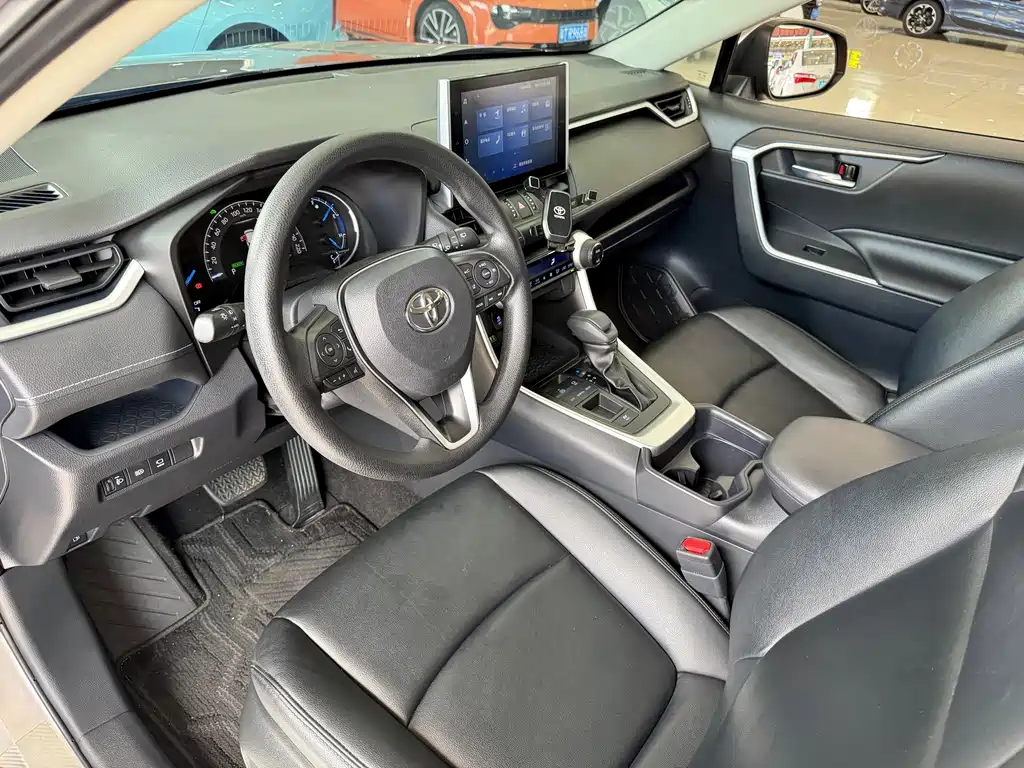 Toyota RAV4 — фото 7