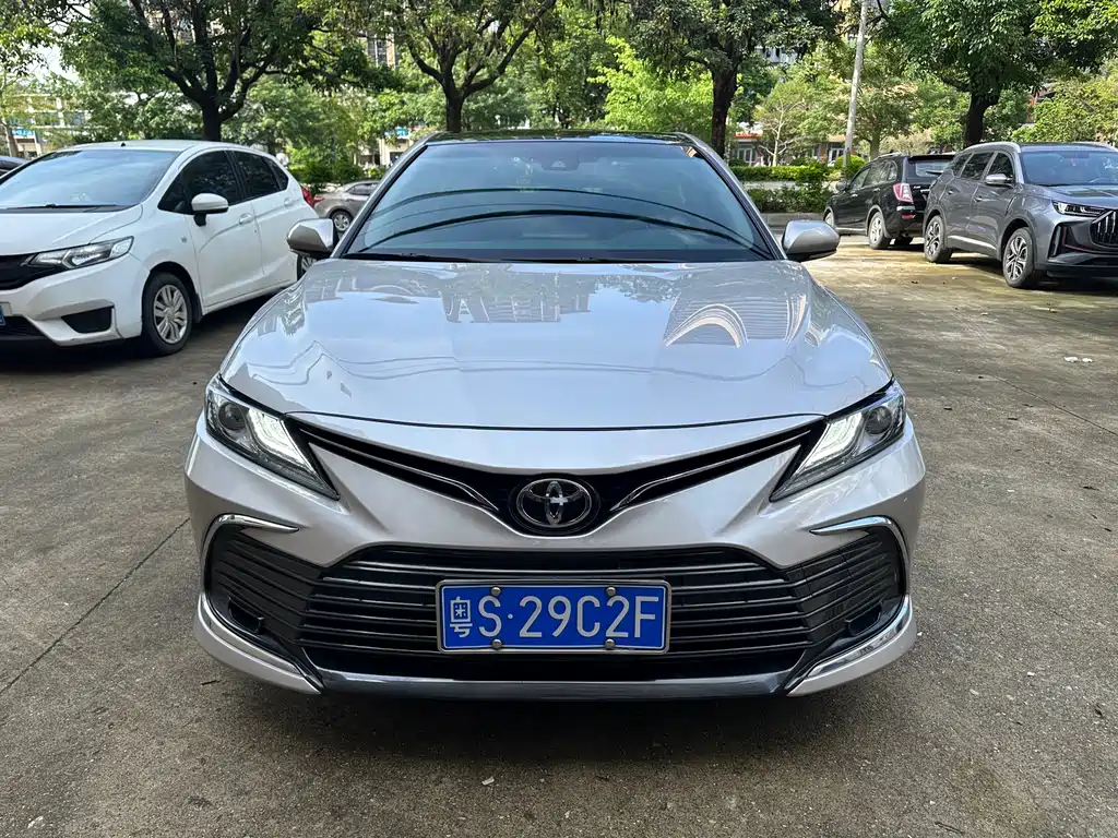 Toyota Camry — фото 2