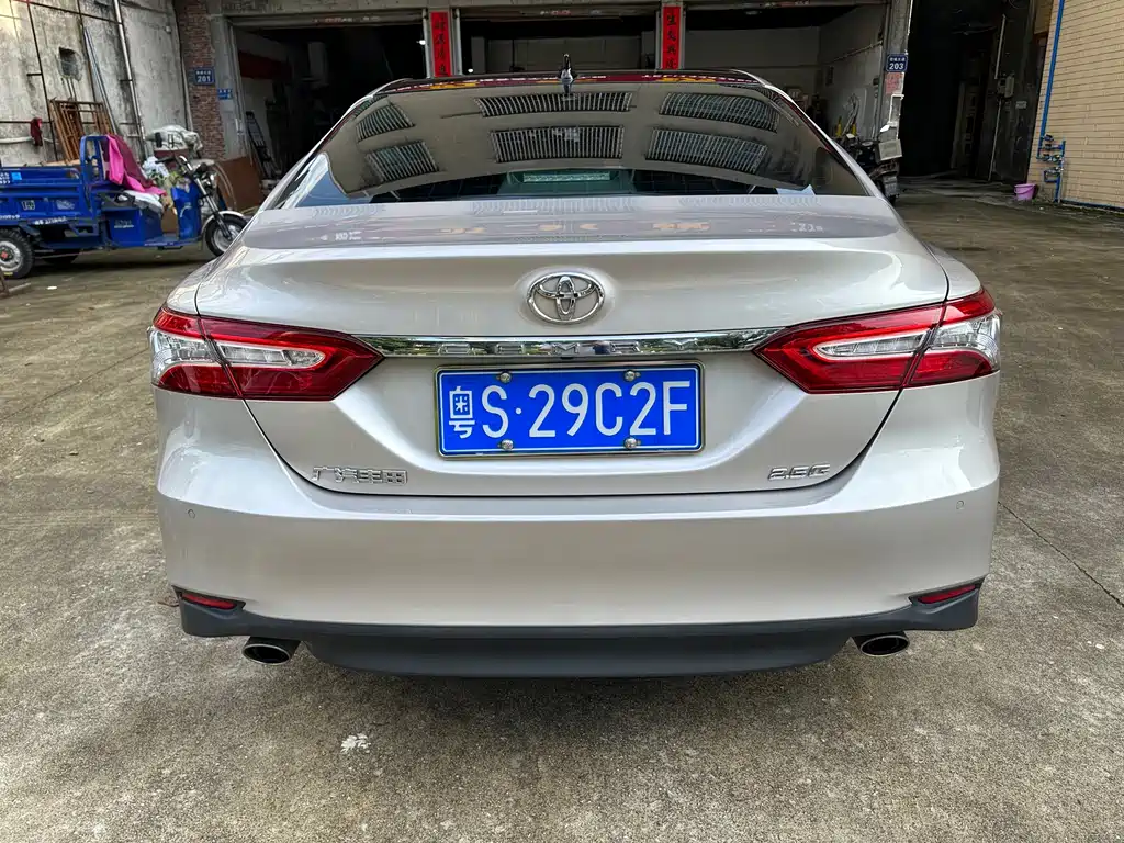 Toyota Camry — фото 5