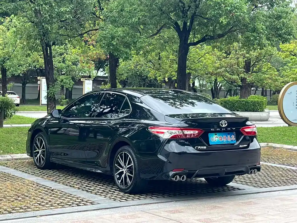 Toyota Camry — фото 4