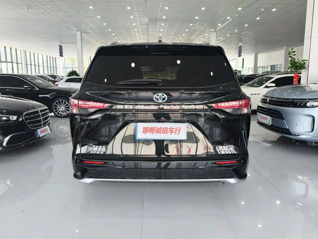 Toyota Granvia — фото 5