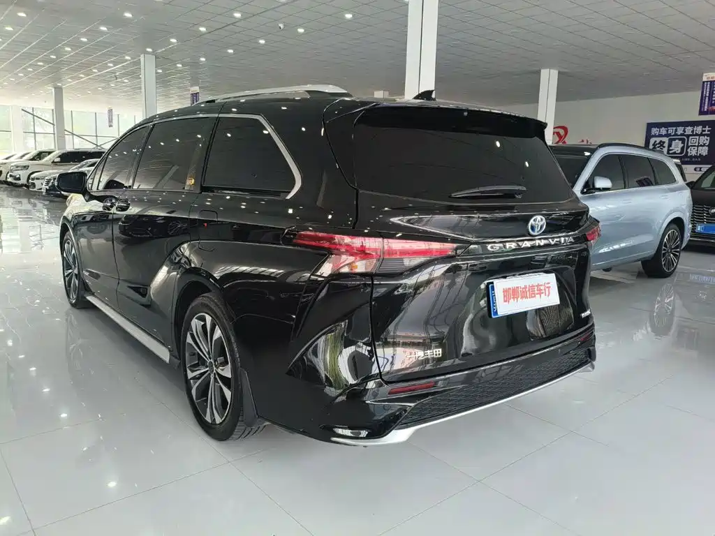 Toyota Granvia — фото 6