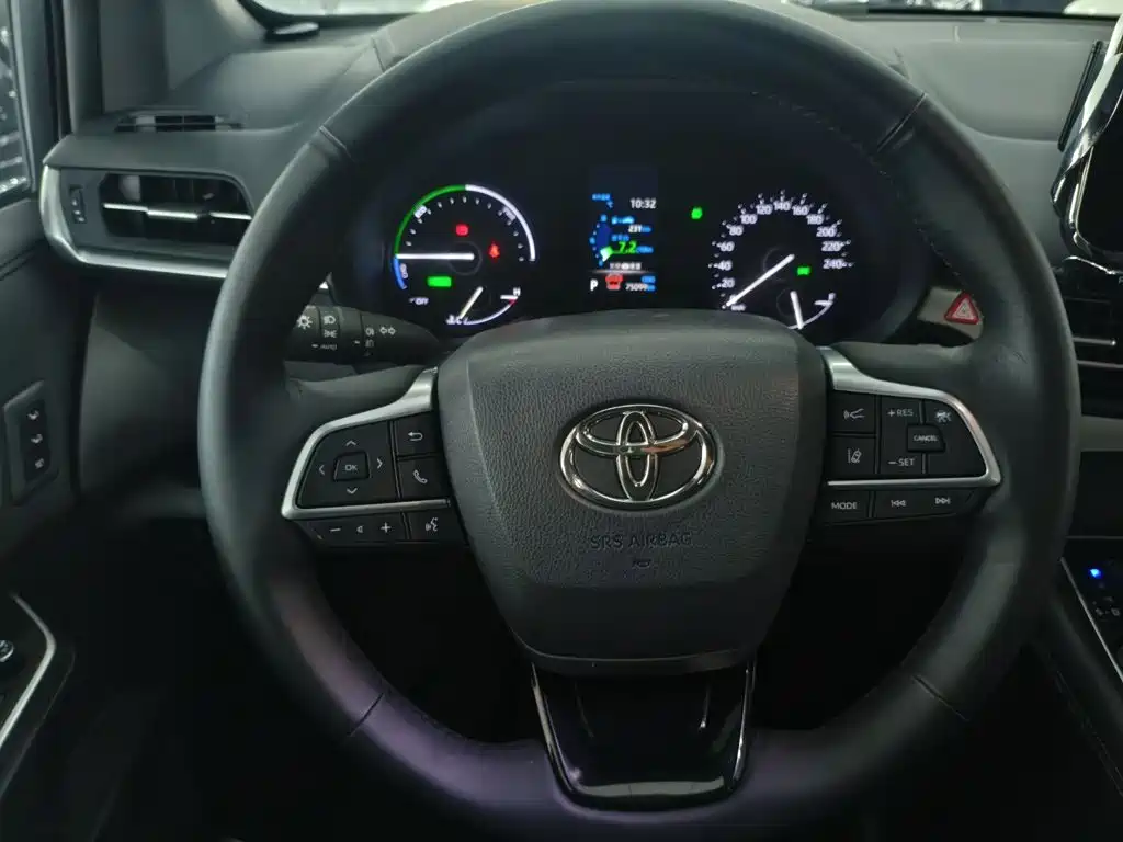 Toyota Granvia — фото 10