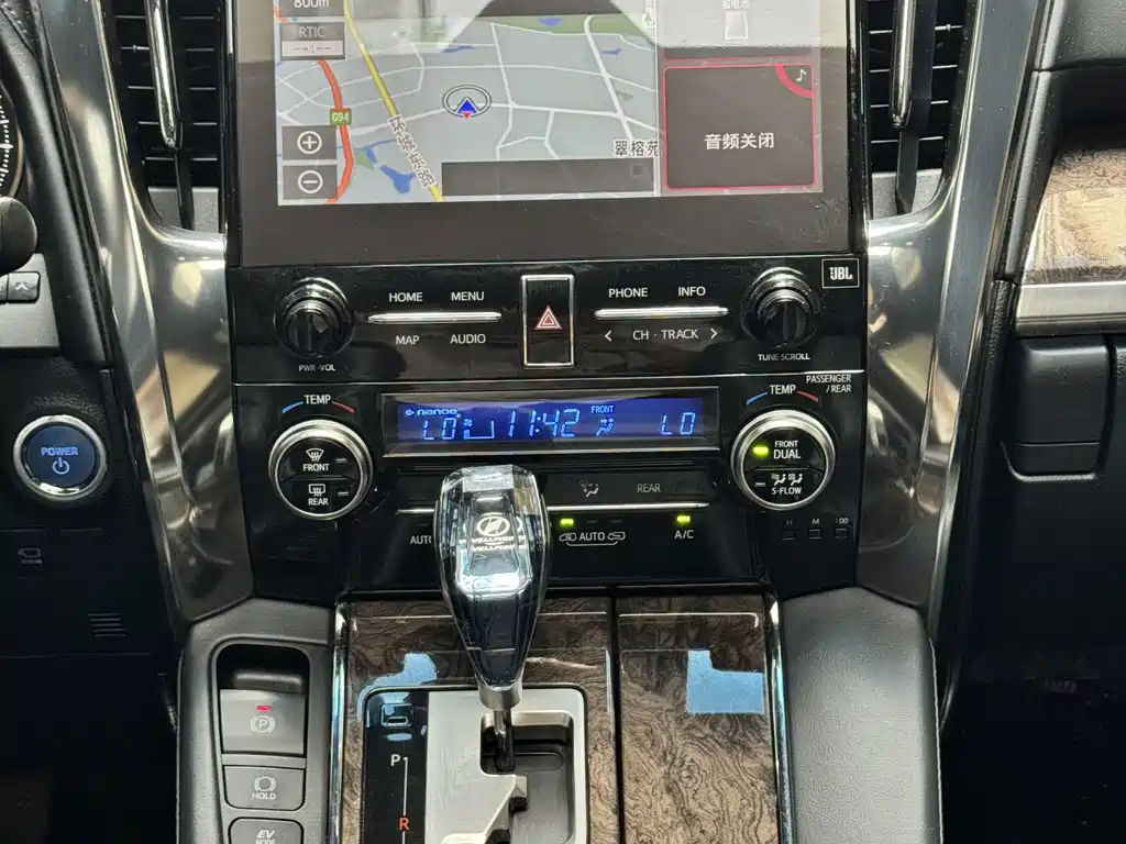 Toyota Vellfire — фото 9