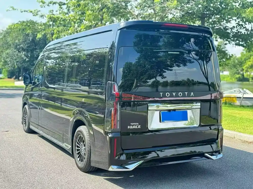 Toyota Hiace — фото 2