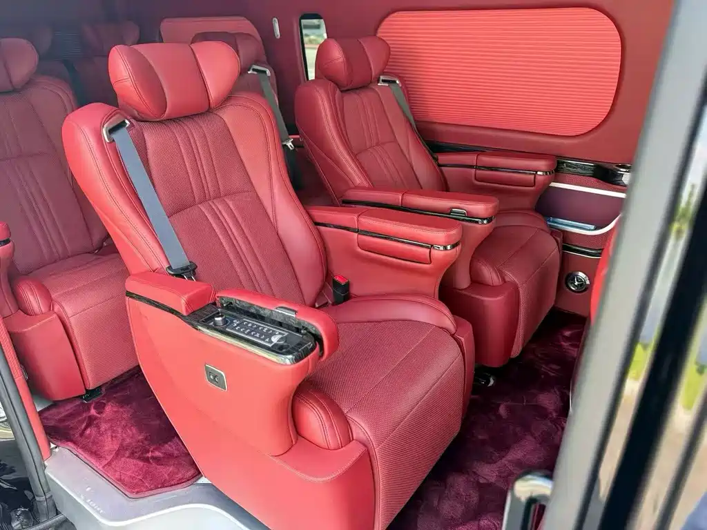 Toyota Hiace — фото 4
