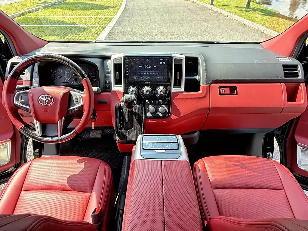 Toyota Hiace — фото 10