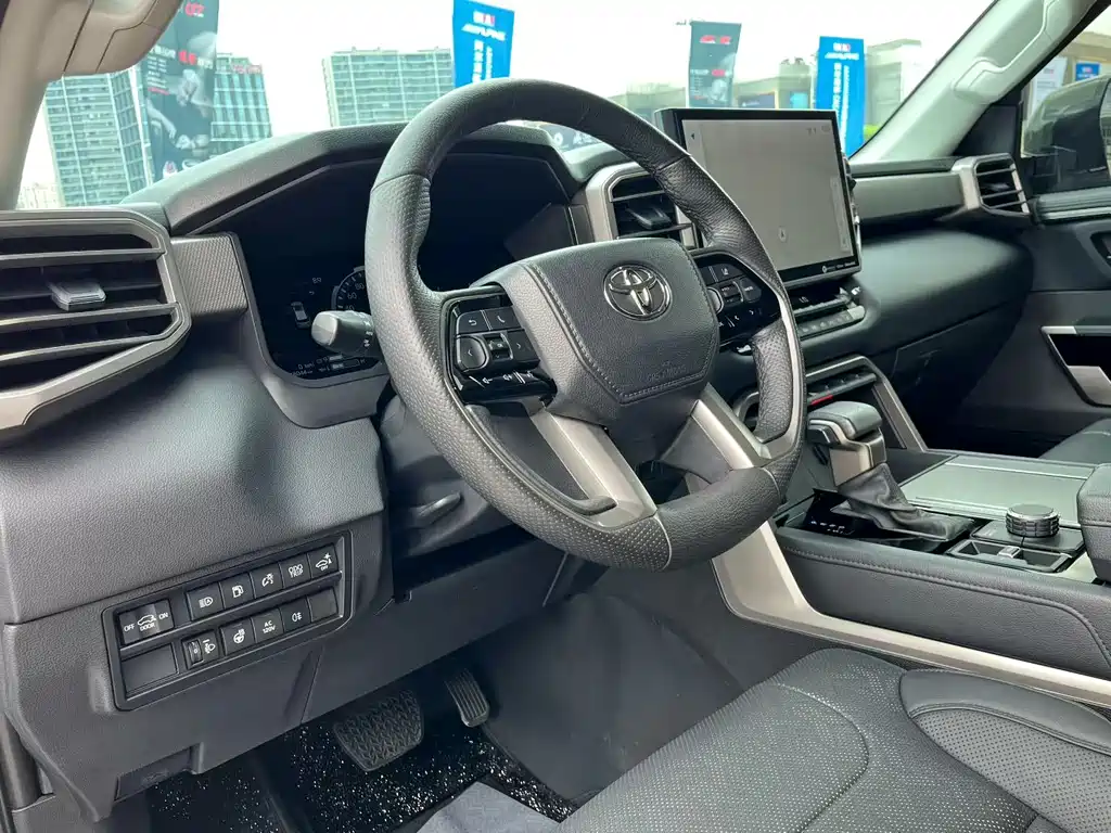 Toyota Sequoia — фото 2