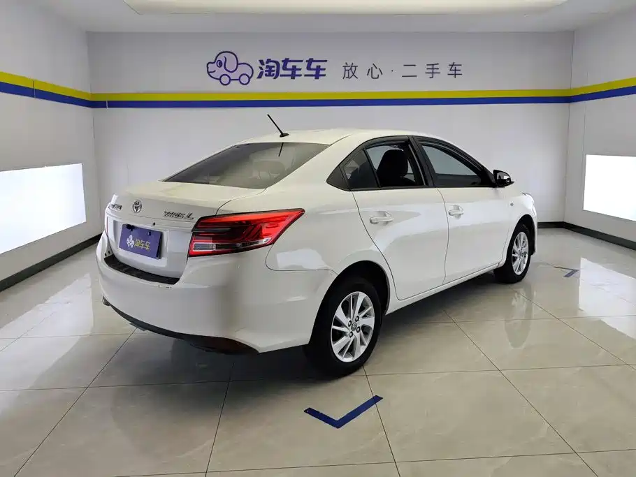 Toyota Yaris L — фото 3