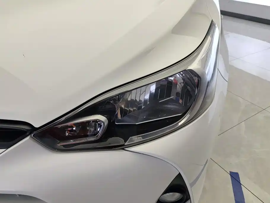 Toyota Yaris L — фото 5