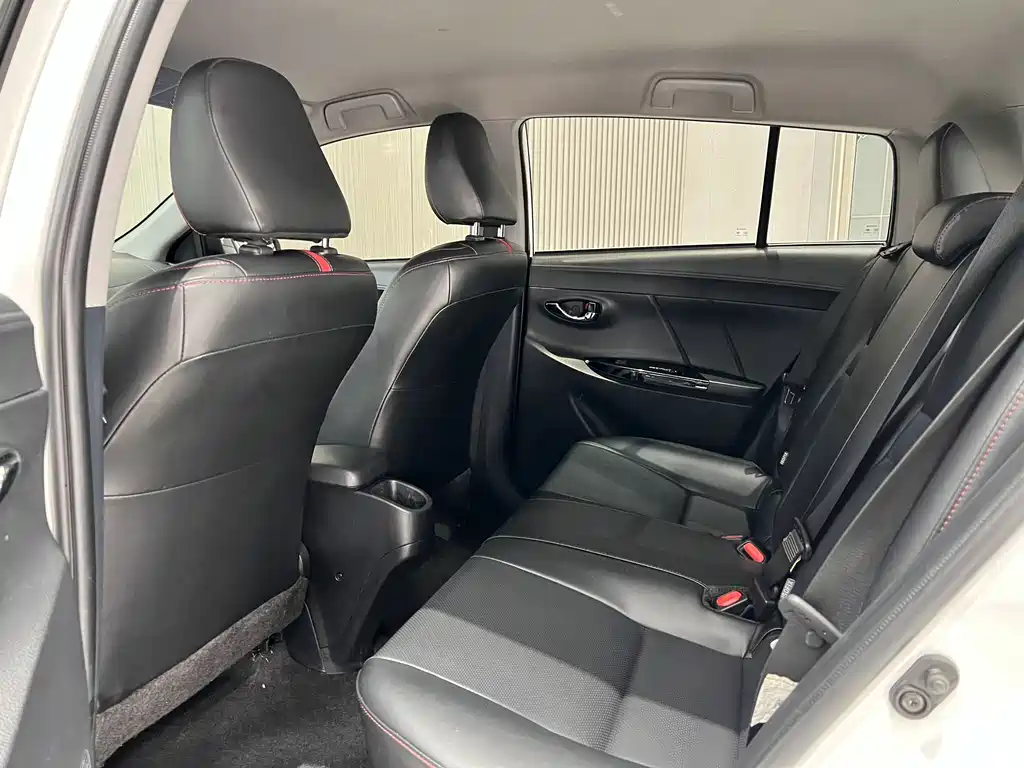 Toyota Yaris L — фото 5
