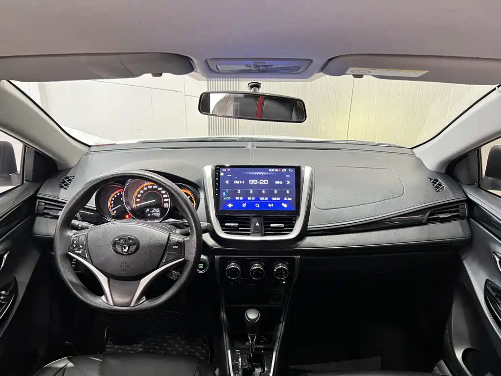 Toyota Yaris L — фото 8