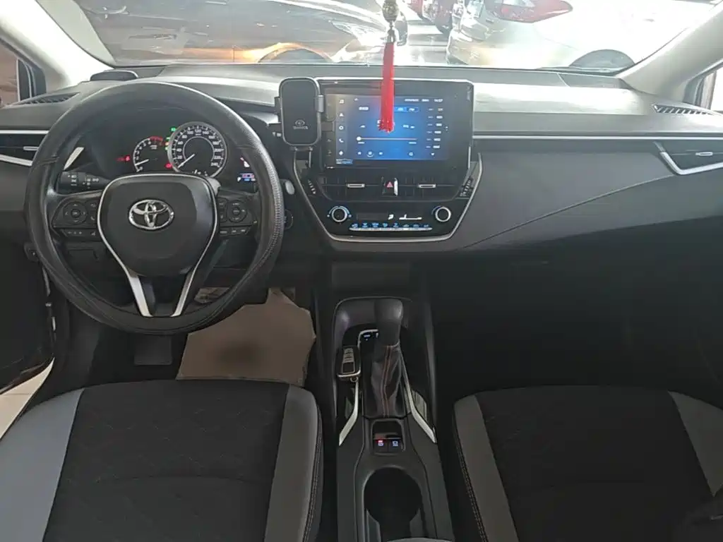 Toyota Corolla — фото 10