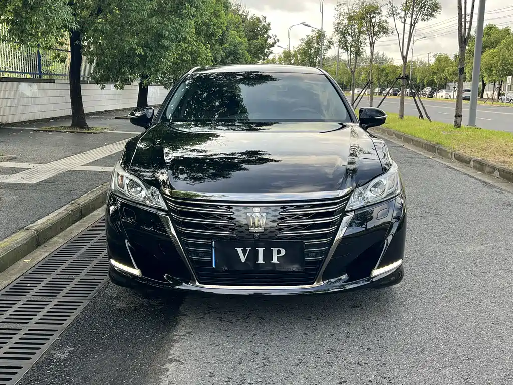 Toyota Crown — фото 2
