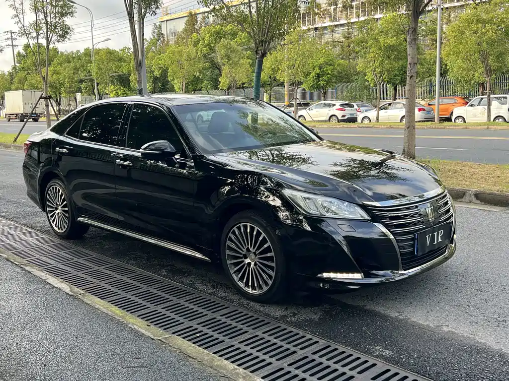 Toyota Crown — фото 3