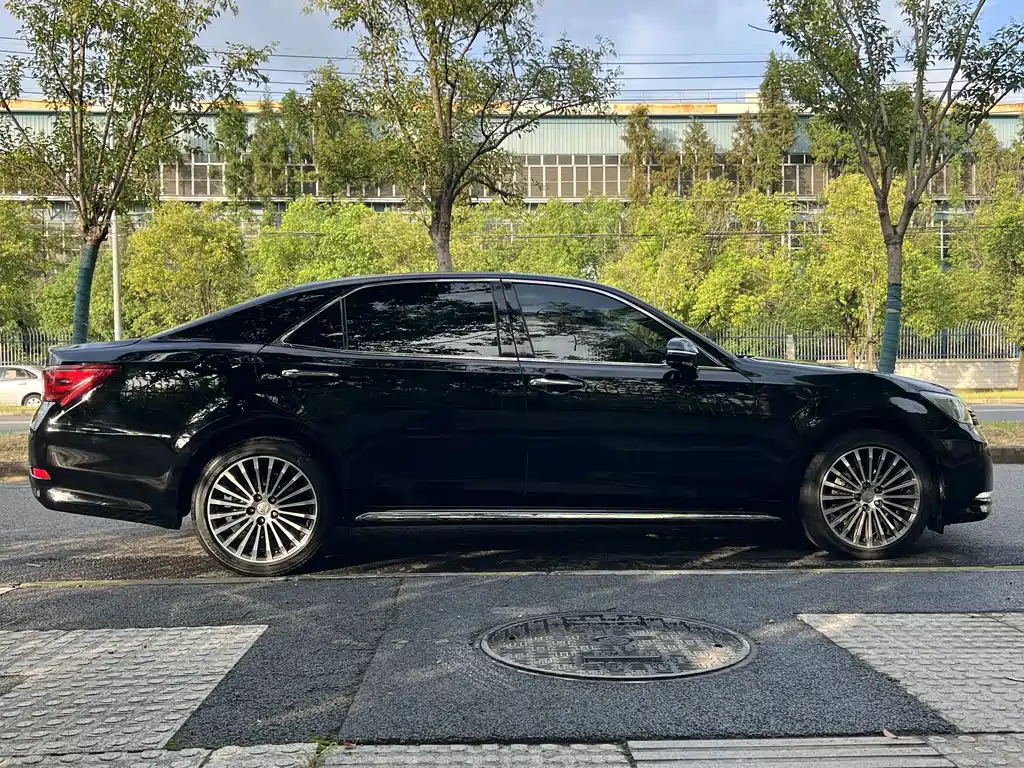 Toyota Crown — фото 4