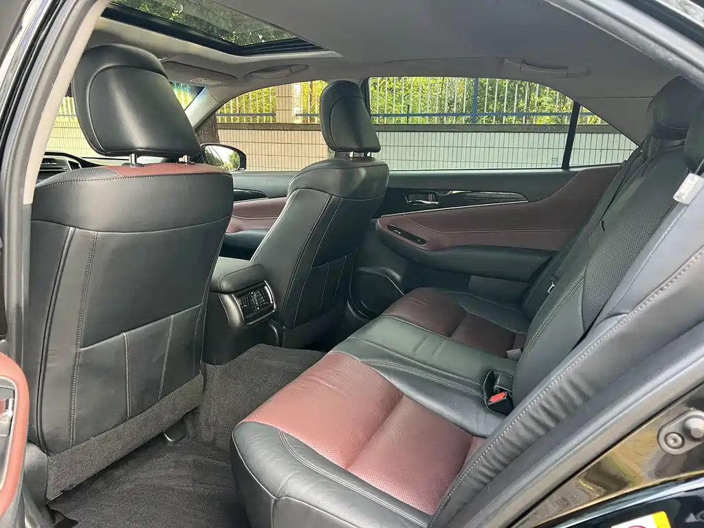Toyota Crown — фото 10