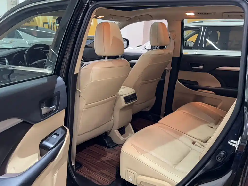 Toyota Highlander — фото 11