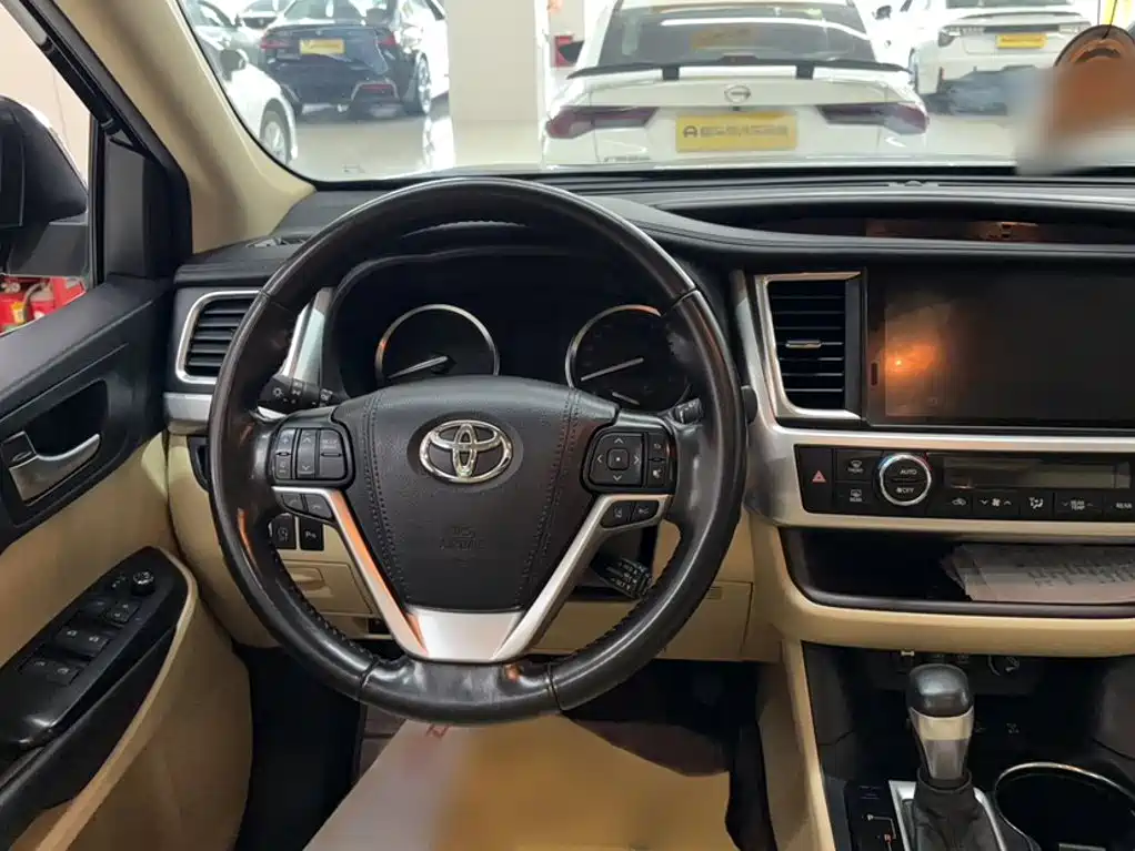 Toyota Highlander — фото 13