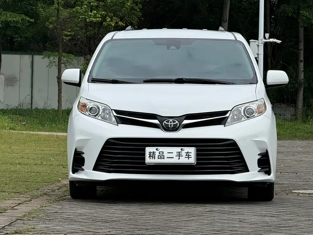 Toyota Sienna — фото 2