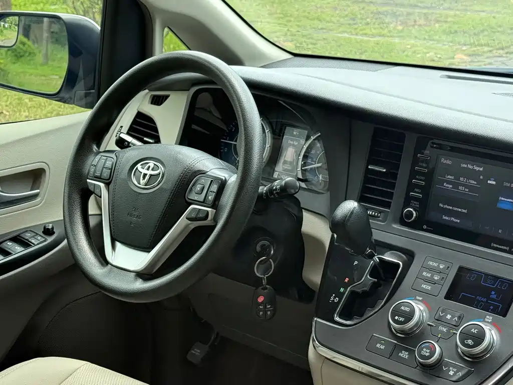 Toyota Sienna — фото 11