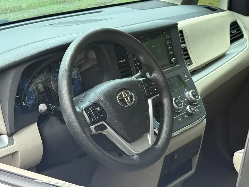 Toyota Sienna — фото 14