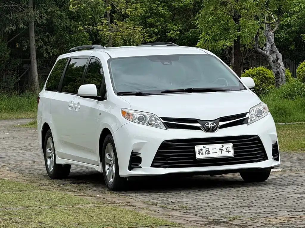 Toyota Sienna — фото 3