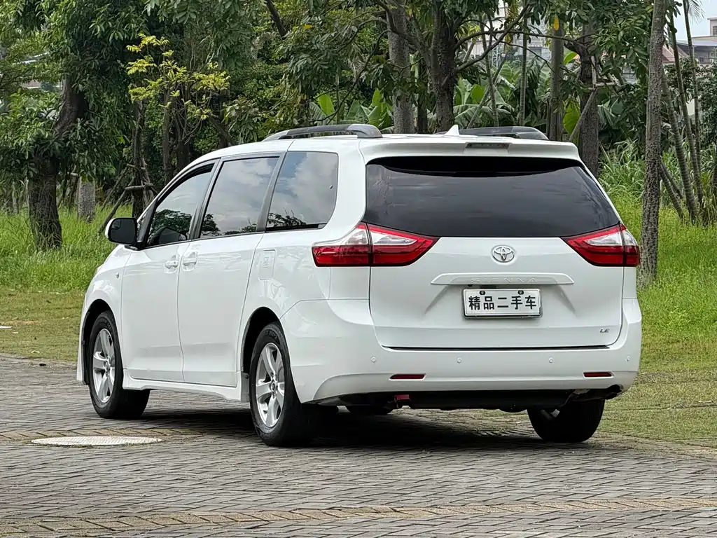 Toyota Sienna — фото 4
