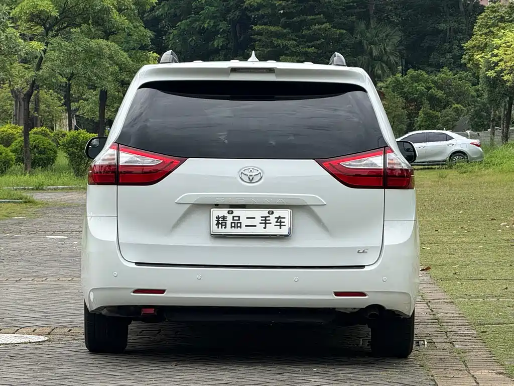 Toyota Sienna — фото 5