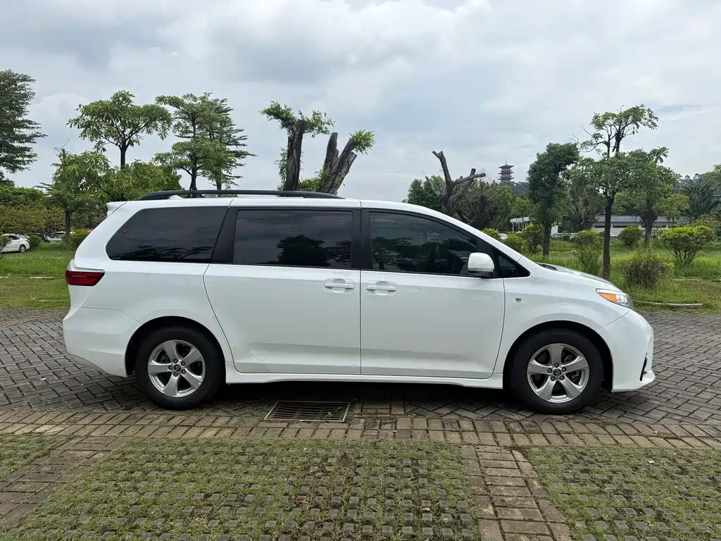 Toyota Sienna — фото 6