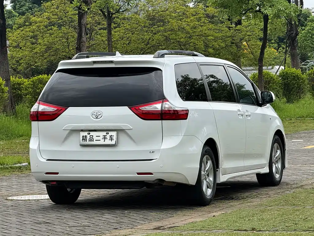 Toyota Sienna — фото 8
