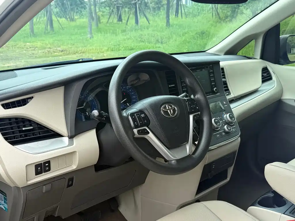 Toyota Sienna — фото 9