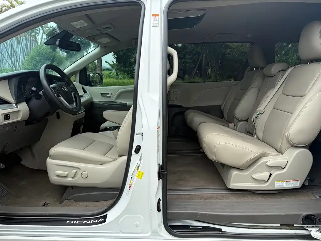 Toyota Sienna — фото 10