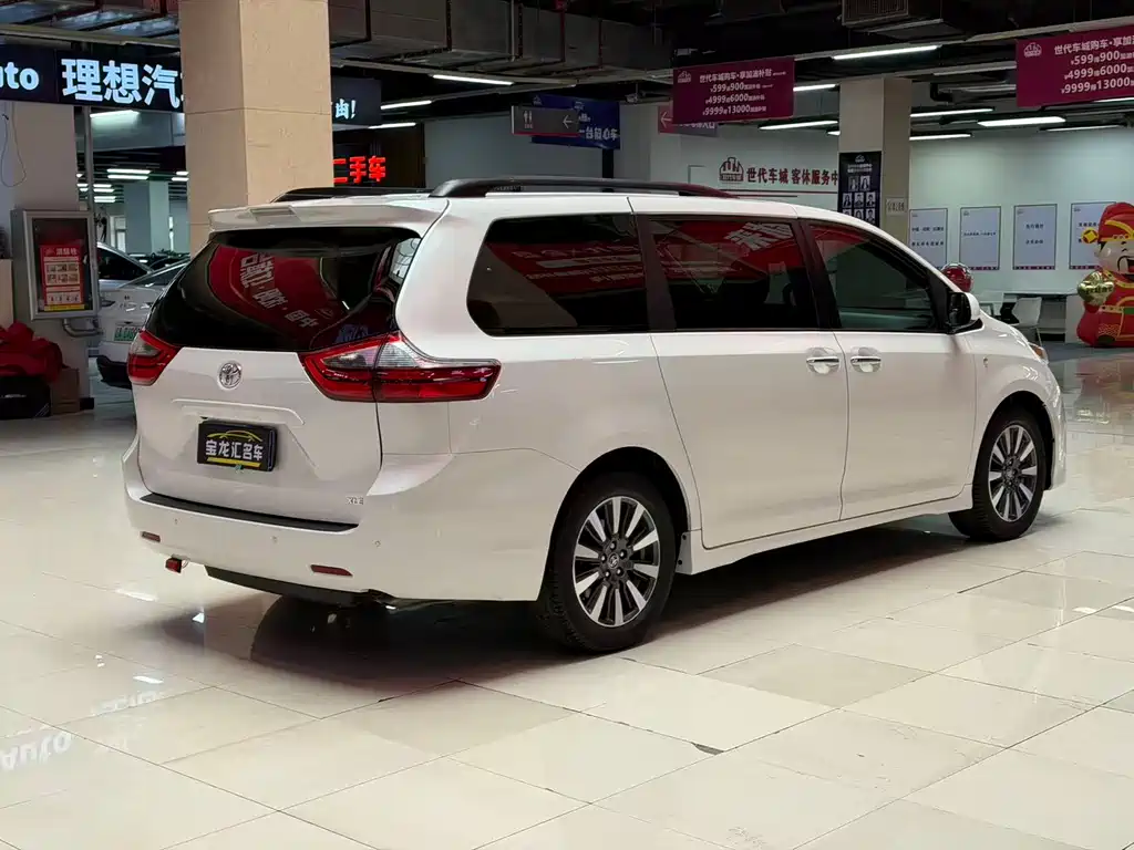 Toyota Sienna — фото 4