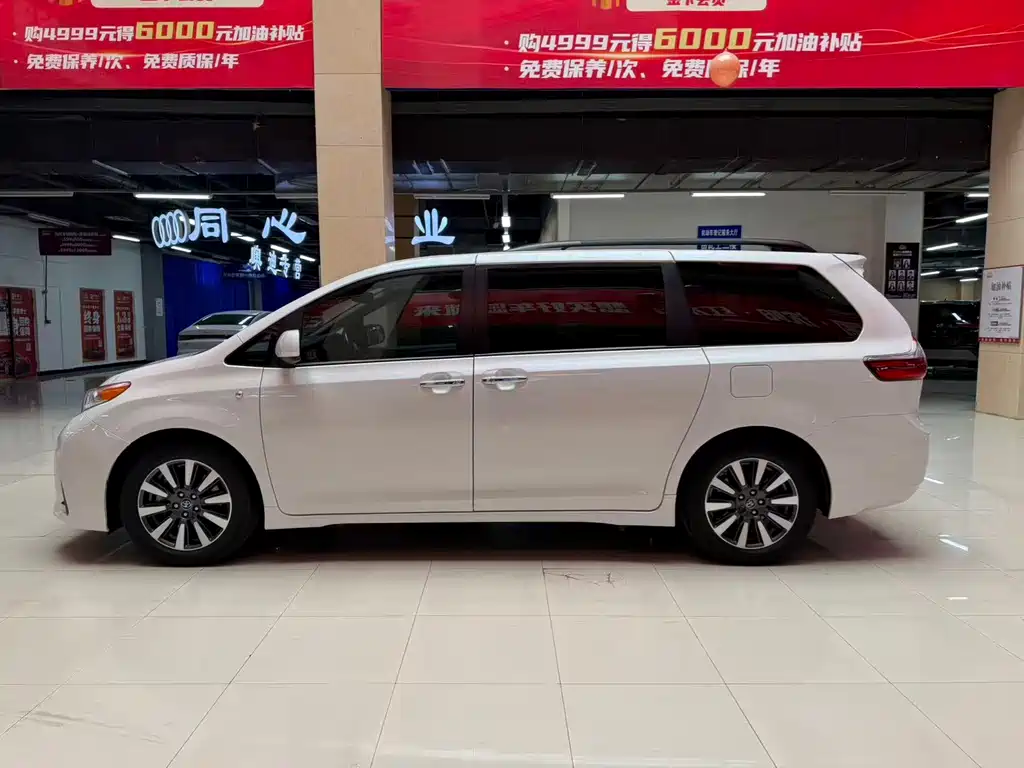Toyota Sienna — фото 8