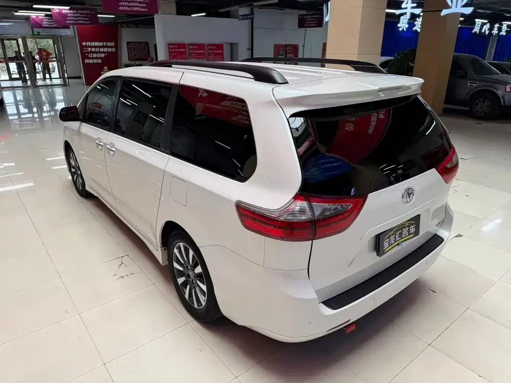 Toyota Sienna — фото 9