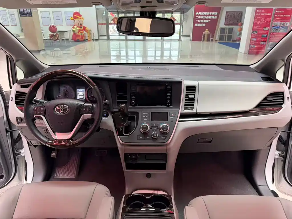 Toyota Sienna — фото 10