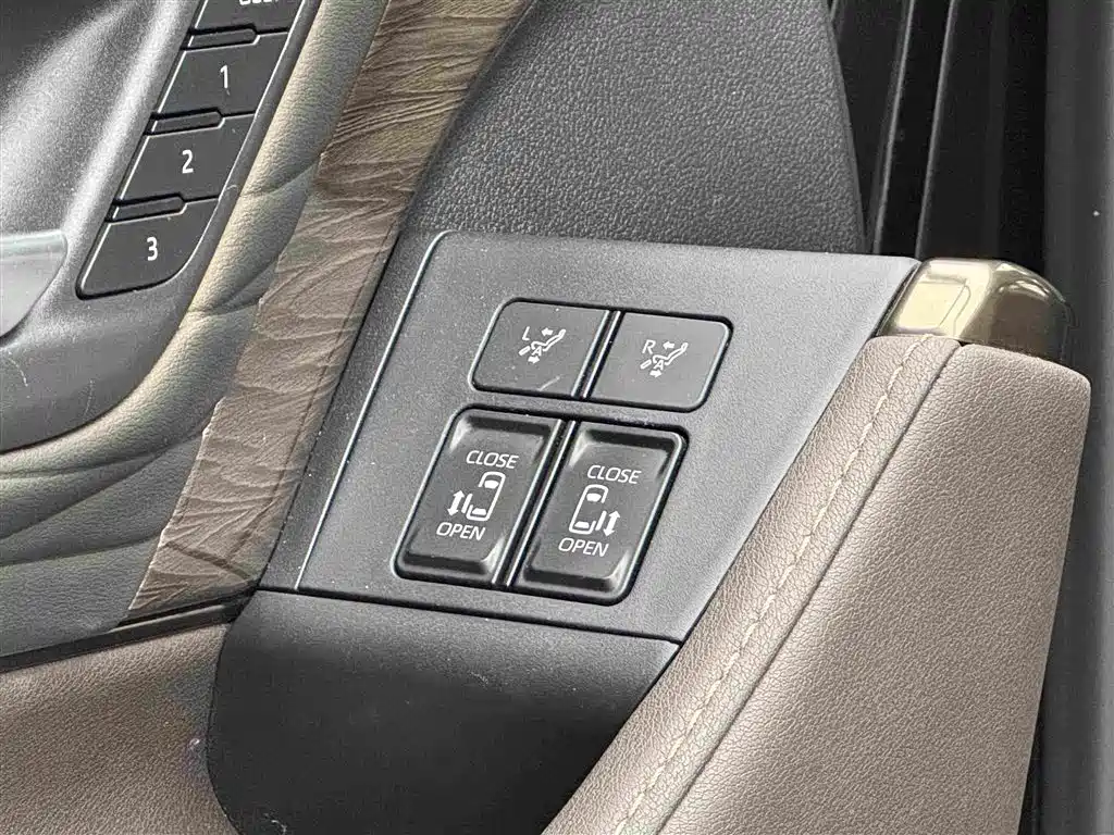 Toyota Alphard — фото 21