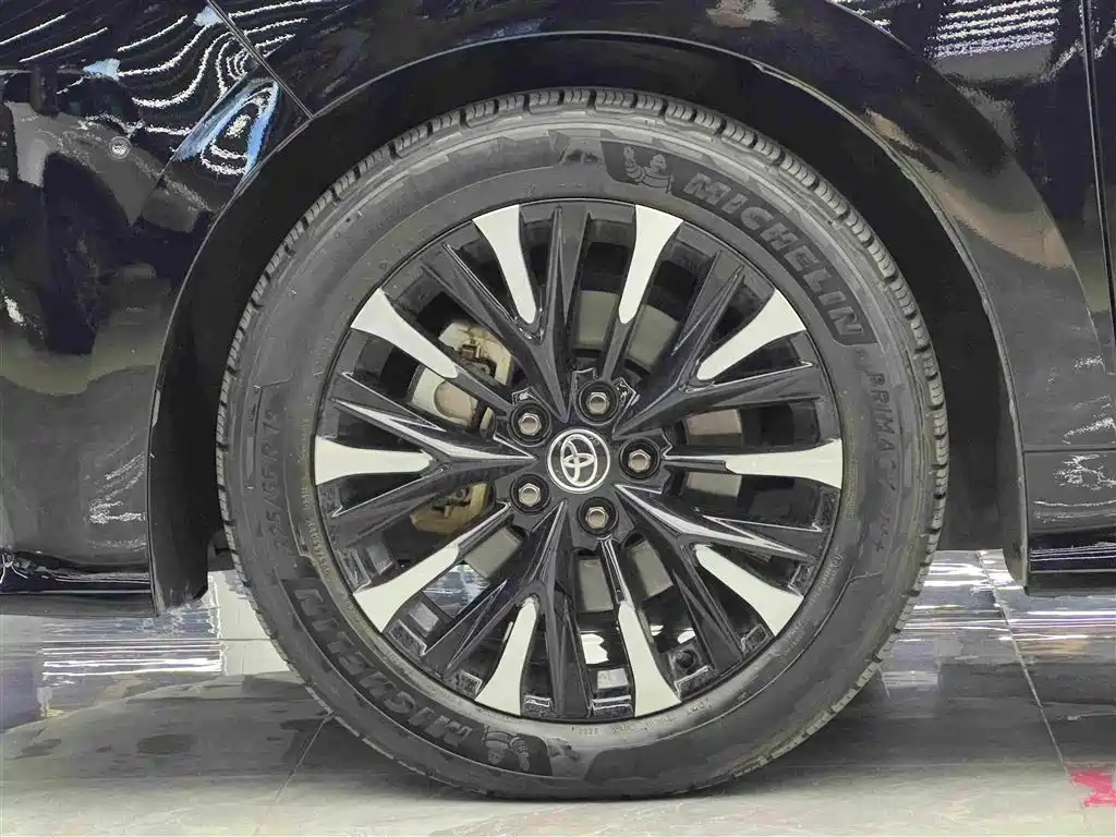 Toyota Alphard — фото 4