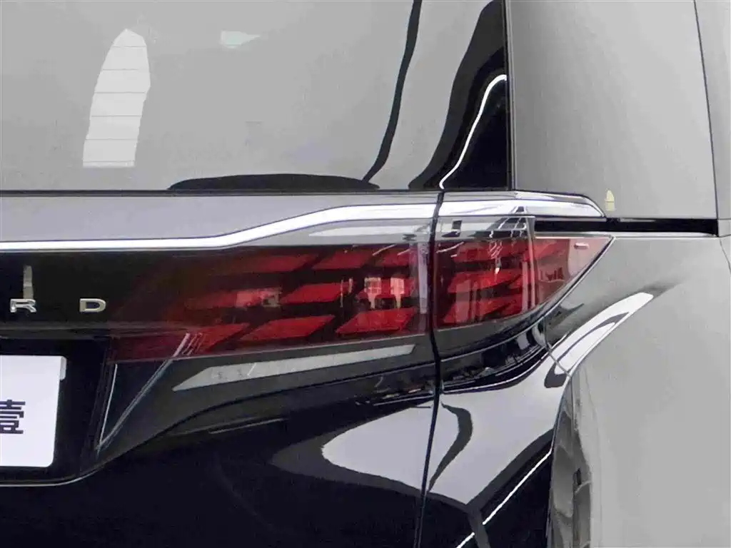 Toyota Alphard — фото 6