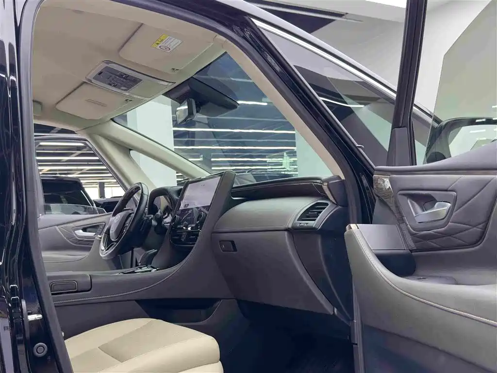 Toyota Alphard — фото 10