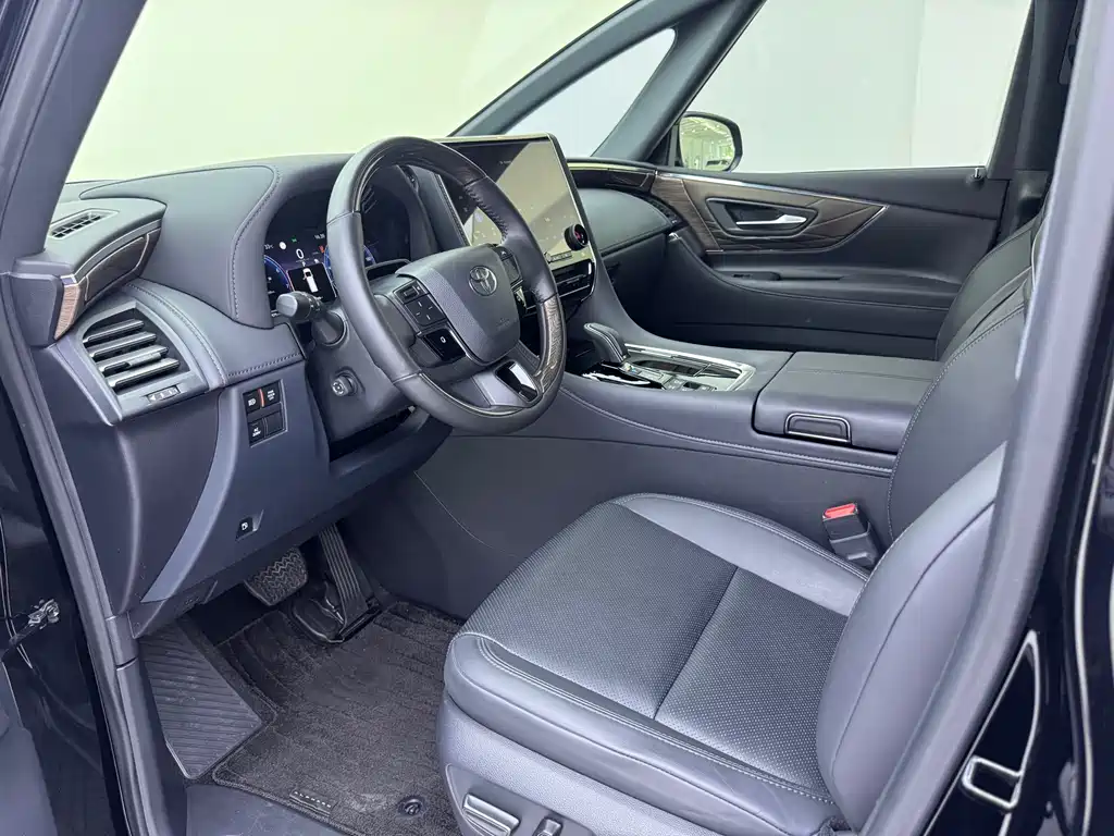 Toyota Alphard — фото 4