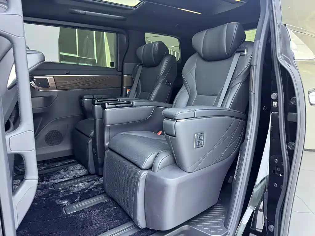 Toyota Alphard — фото 5
