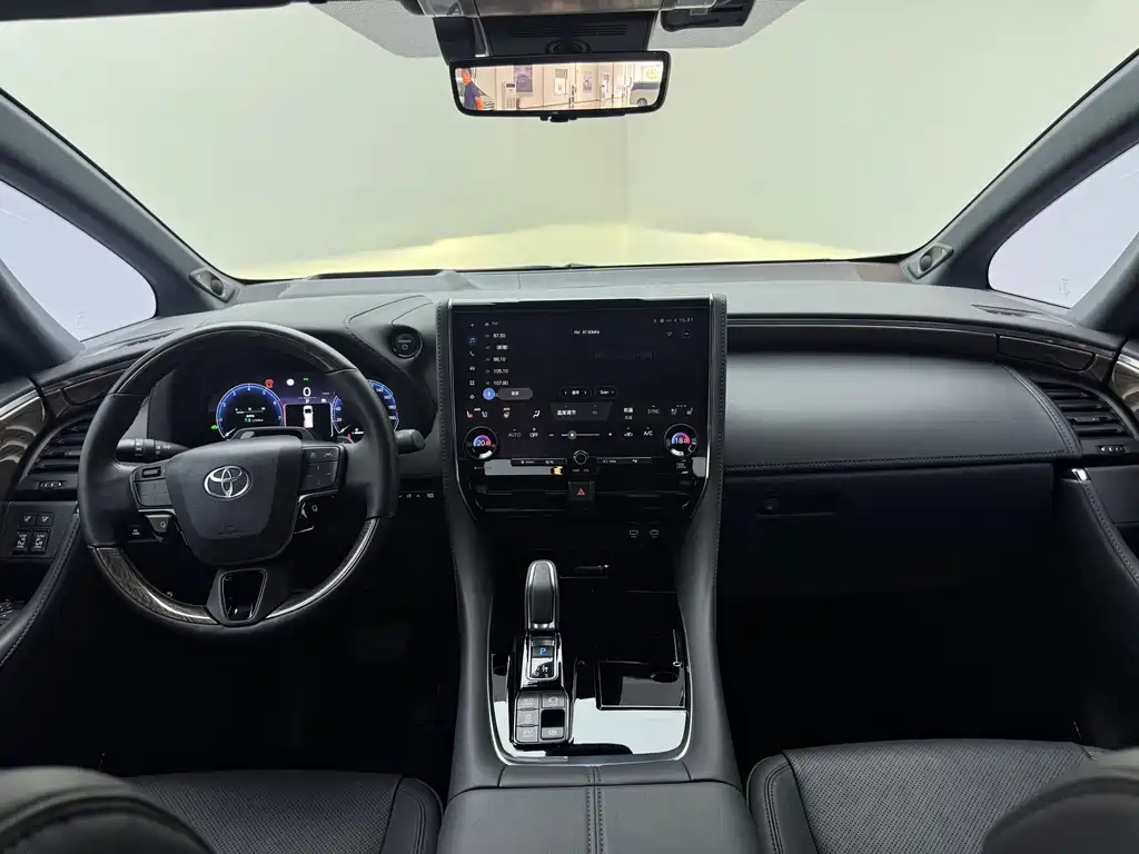 Toyota Alphard — фото 8