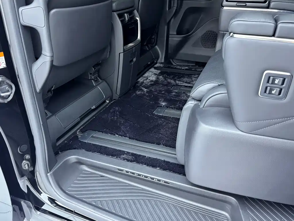 Toyota Alphard — фото 9