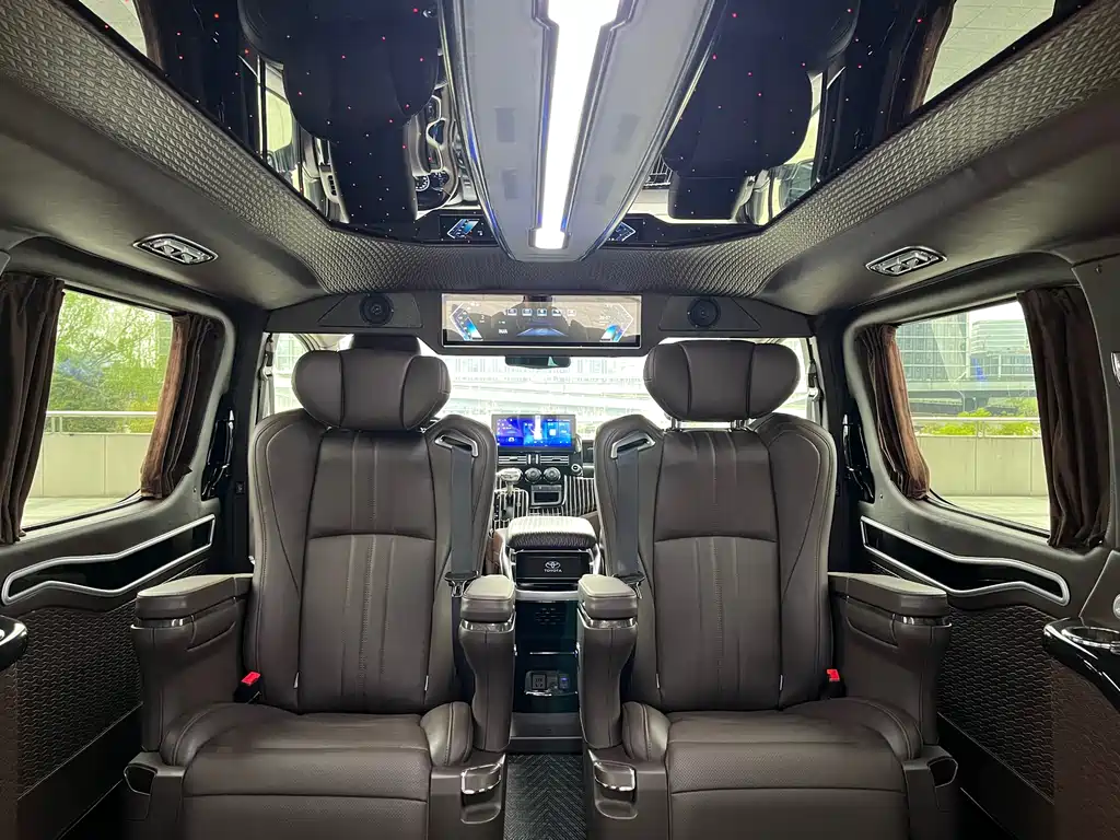 Toyota Hiace — фото 11